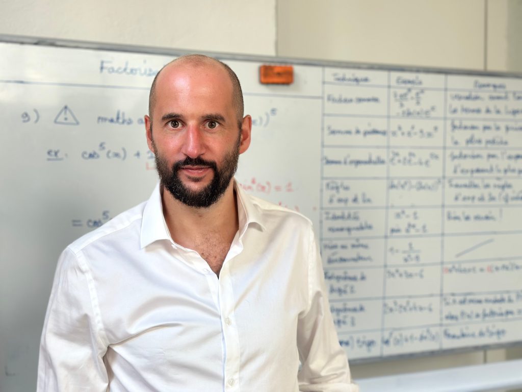 Laurent Martin devant un tableau blanc.